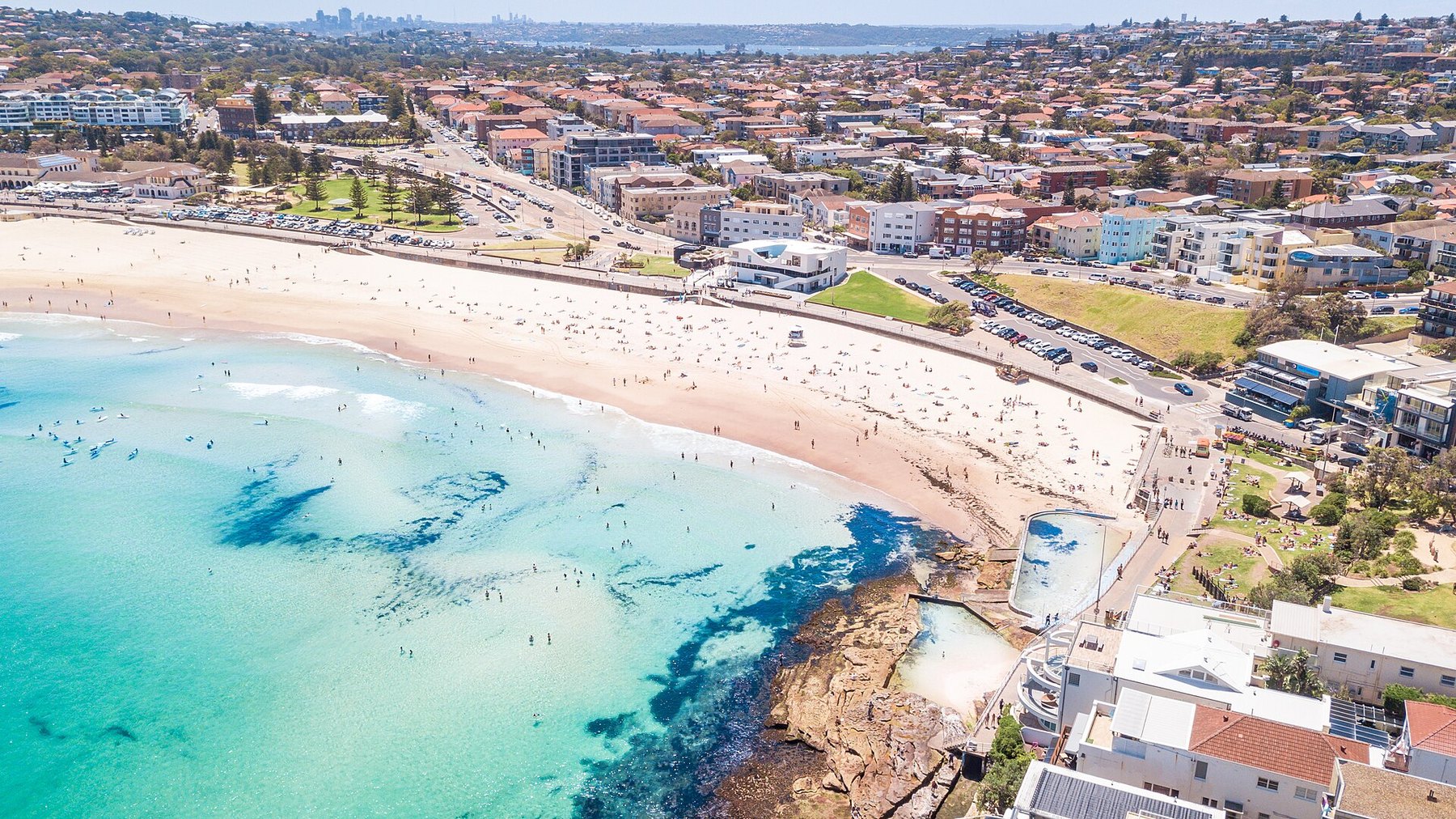 La baia di Bondi vista dall’alto, con la spiaggia e le piscine sugli scogli (foto segnaposto)