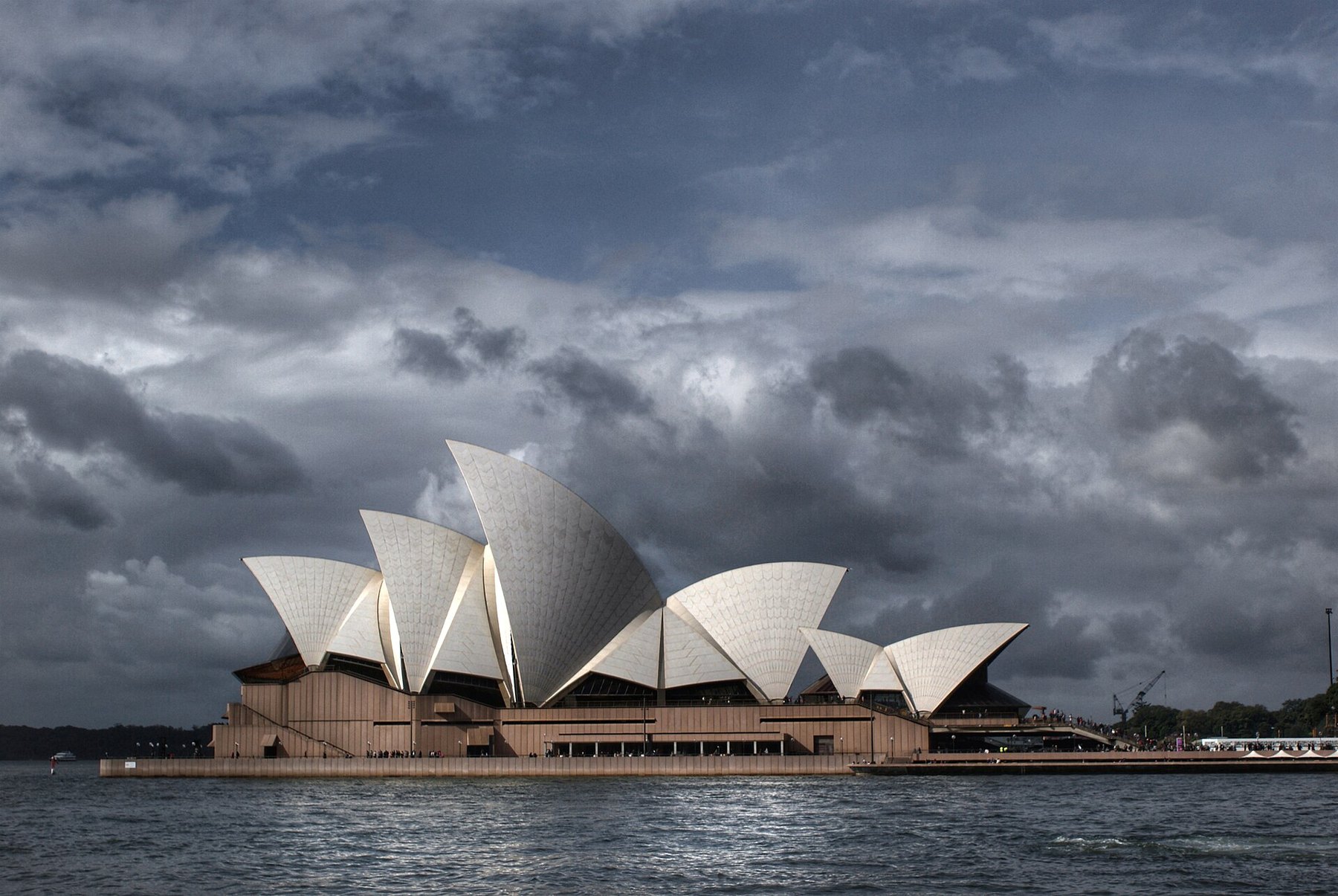 Le vele dell’Opera House di Sydney sotto un cielo nuvoloso (foto segnaposto)