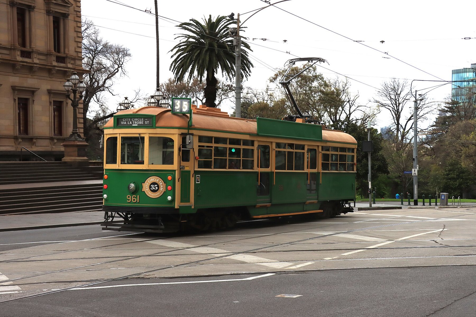 Un tram storico verde della City Circle in una strada di Melbourne (foto segnaposto)