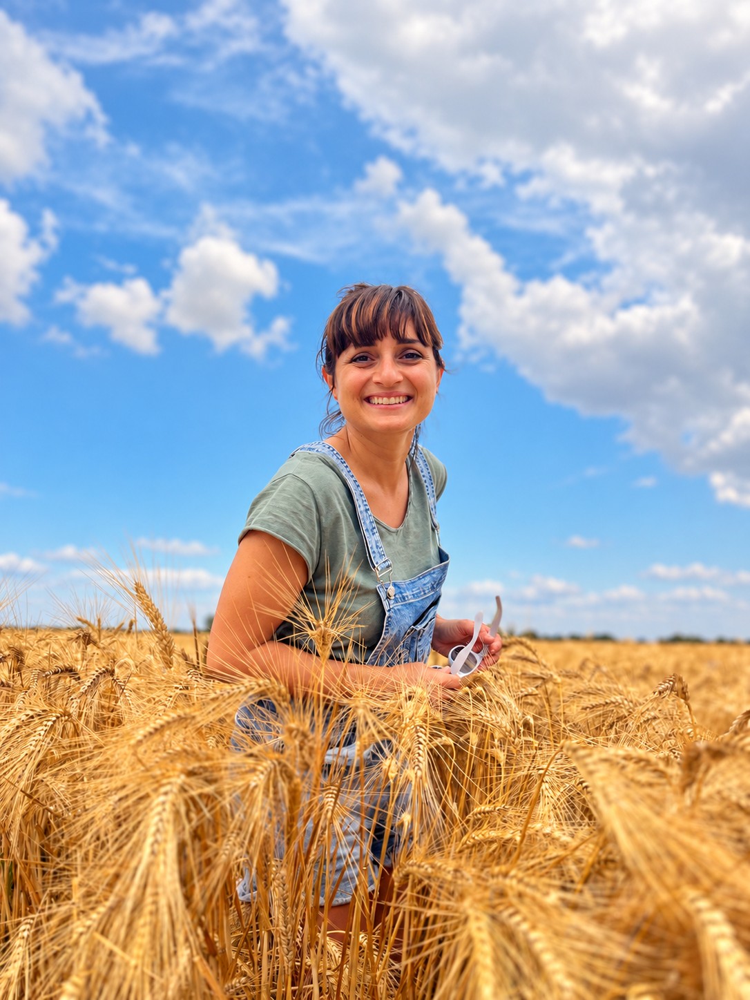 Chezia sorridente in un campo di grano